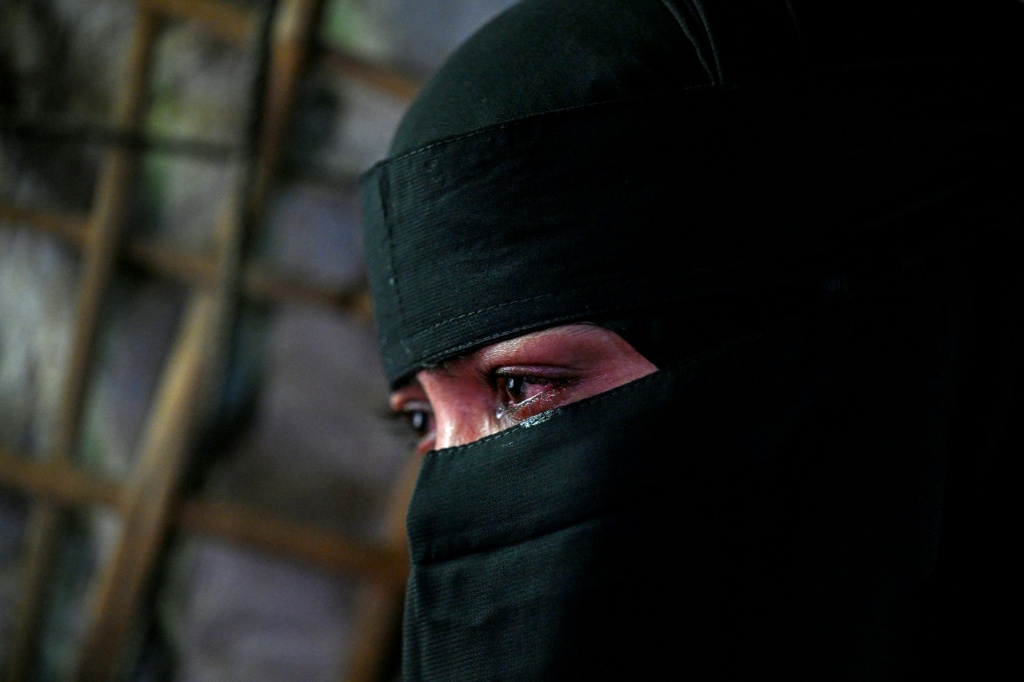 راحلة بيغوم خلال مقابلة مع وكالة فرانس برس في مخيم كوتوبالونغ للاجئين في كوكس بازار في بنغلادش بتاريخ 20 حزيران/يونيو 2026 (ا ف ب)