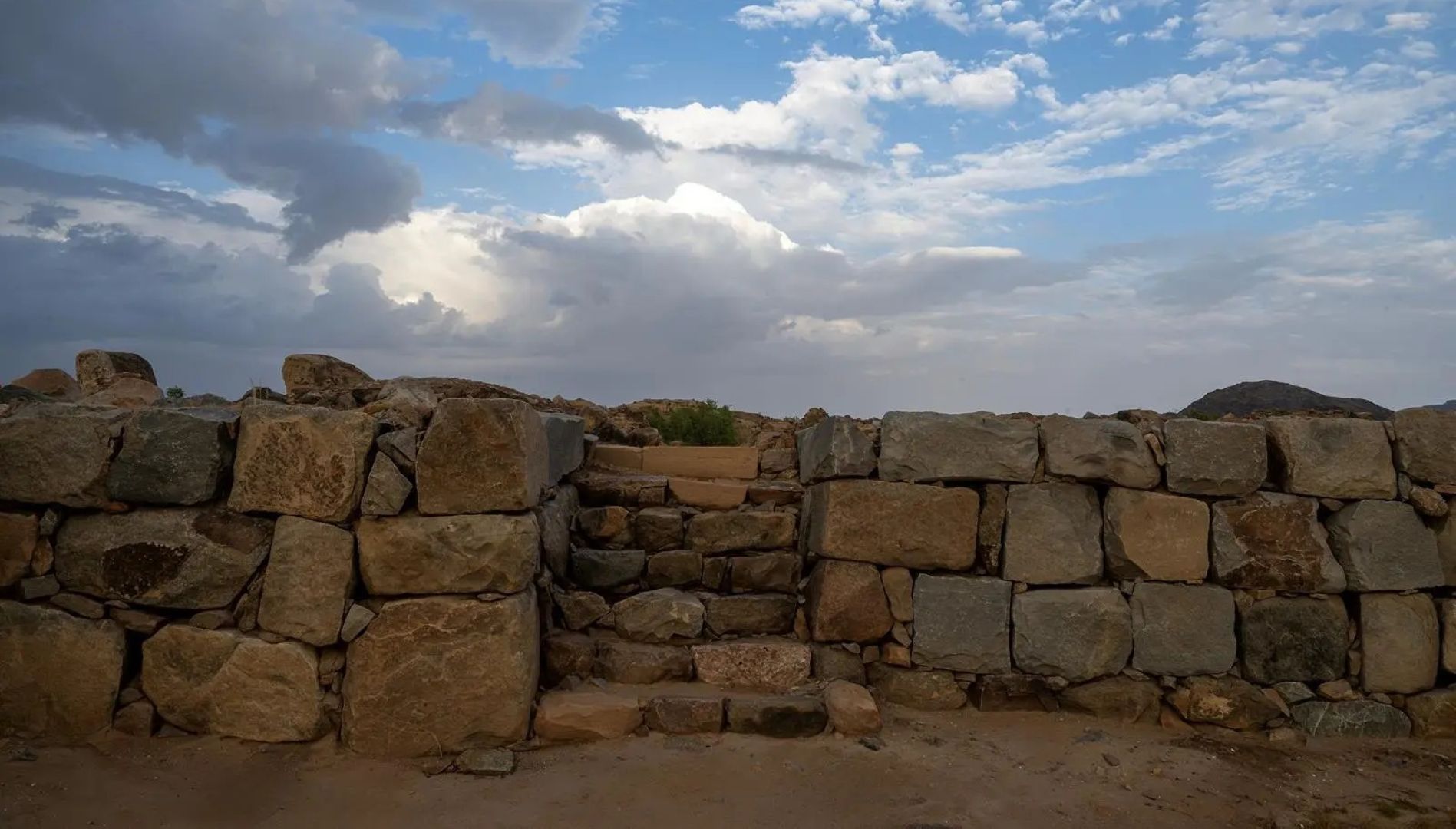 الأخدود الأثري بنجران موقع محفور في الزمن يستعيد حضوره وي ستقطب الزوار من كل مكان - الصورة من (واس)
