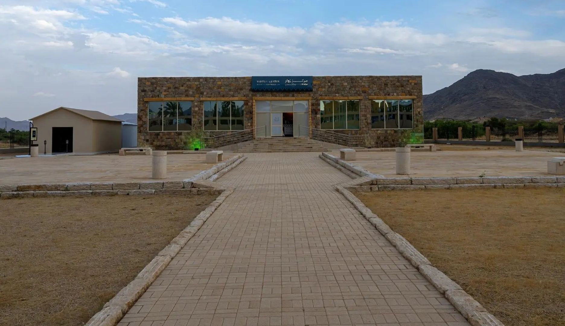 مركز زوار الأخدود عبارة عن نافذة تعريفية بتاريخ نجران والأخدود منذ العصور القديمة وحتى الزمن الحديث - الصورة من (واس)