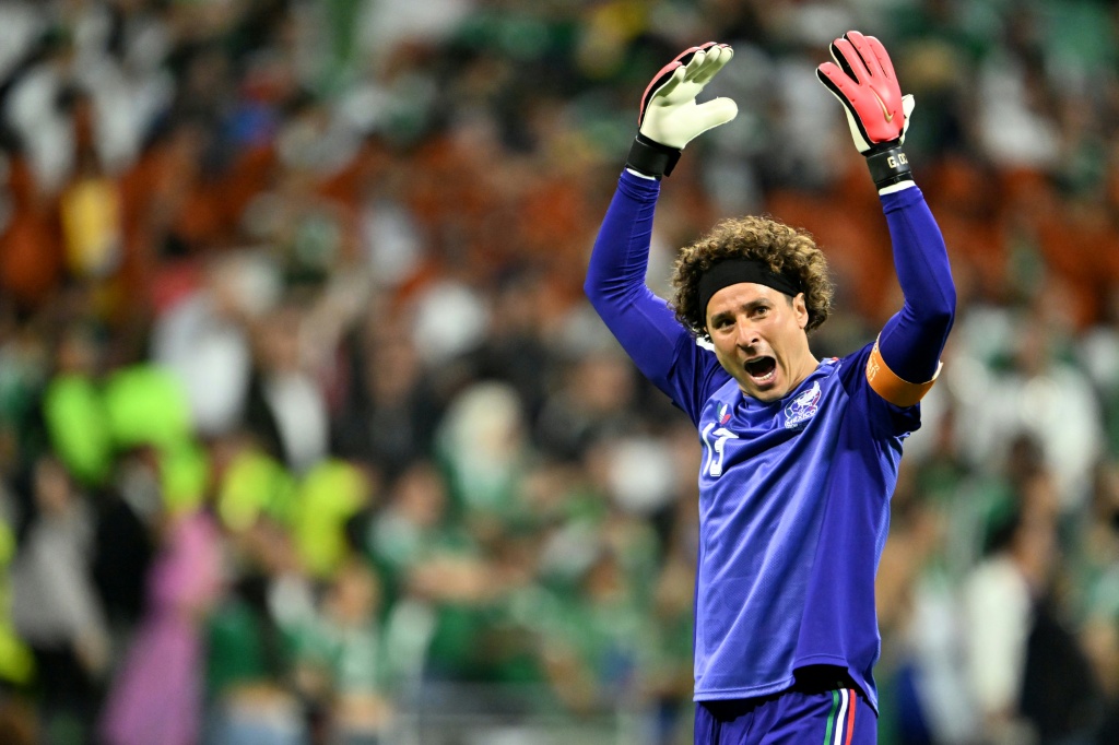حارس منتخب المكسيك غييرمو أوتشوا (#13) خلال مواجهة تشيكيا ضمن منافسات المجموعة الأولى من كأس العالم 2026 لكرة القدم. ملعب أستيكا، مكسيكو سيتي. في 24 حزيران/يونيو 2026. (ا ف ب)
