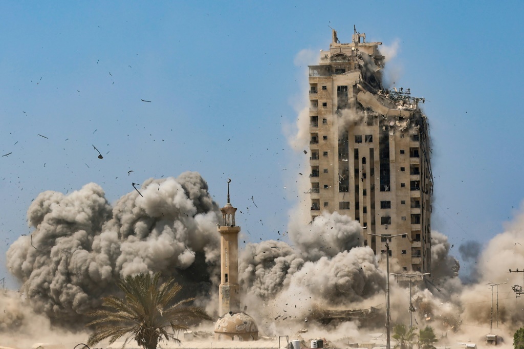أصيب عدد من الفلسطينيين، أحدهم حالته حرجة، جراء غارة من طائرة مسيرة تابعة للاحتلال الإسرائيلي استهدفت تجمعا للأهالي غربي مخيم جباليا شمالي قطاع غزة (ا ف ب)