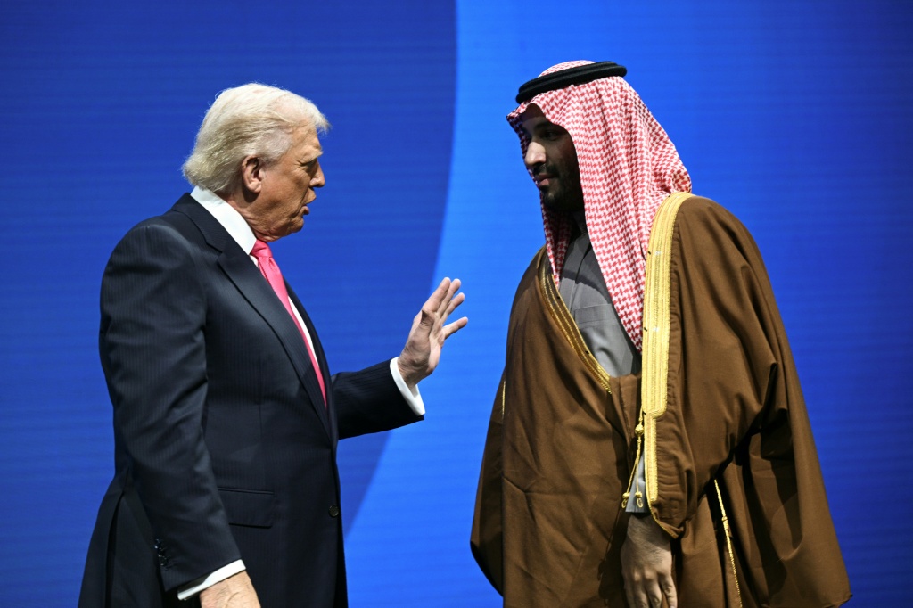 الرئيس الأميركي دونالد ترامب يلتقي ولي العهد السعودي محمد بن سلمان خلال انعقاد منتدى الاستثمار الأميركي السعودي في واشنطن، في تشرين الثاني/نوفمبر 2025 (ا ف ب)