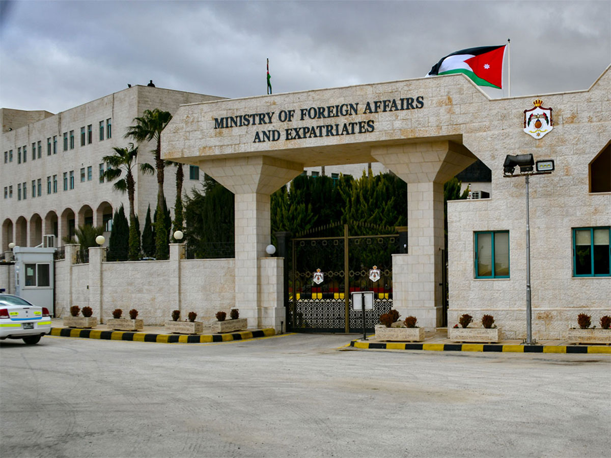 طالب المجالي المجتمع الدولي بتحمل مسؤولياته القانونية والأخلاقية، وإلزام إسرائيل القوة القائمة بالاحتلال بوقف اعتداءات المستوطنين، ومحاسبة مرتكبي الجرائم وضمان عدم إفلاتهم من العقاب، وتلبية حقوق الشعب الفلسطيني المشروعة في إقامة دولته المستقلة ذات السيادة (قنا)