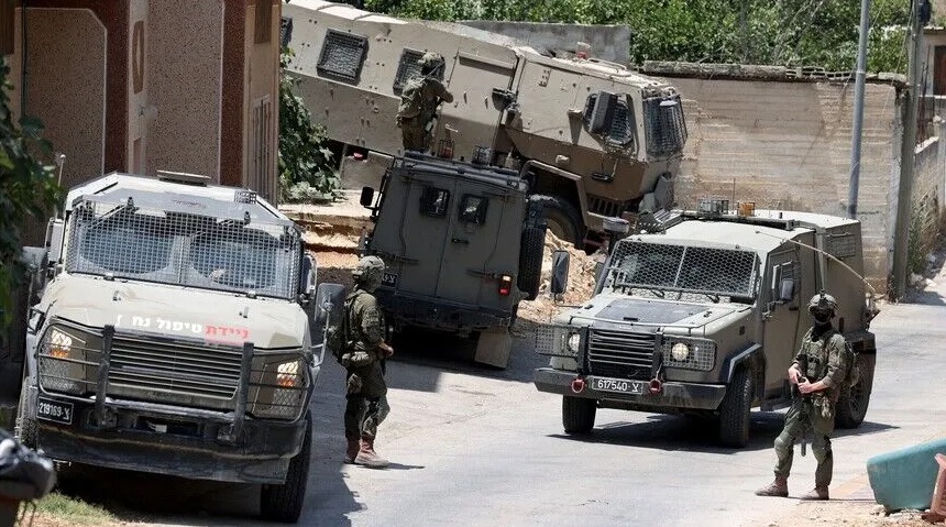 الجيش الإسرائيلي يطارد فلسطينيا بزعم انتزاع سلاح مستوطن جنوب الخليل (الأناضول)