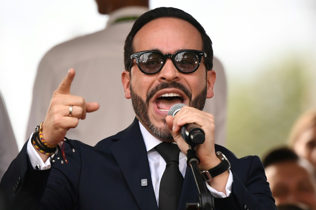 الرئيس الكولومبي المنتخب أبيلاردو دي لا إسبريلا يلقي كلمة خلال عرض عسكري بمناسبة يوم استقلال كولومبيا في مدينة ميديين الكولومبية في 20 تموز/يوليو 2026 (ا ف ب)