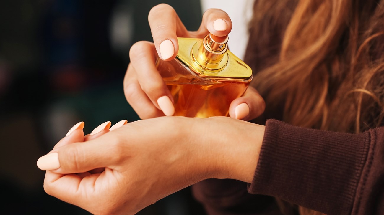 تكديس العطور.. أحدث صيحات الجمال لعاشقات الروائح الفريدة (زهرة الخليج)