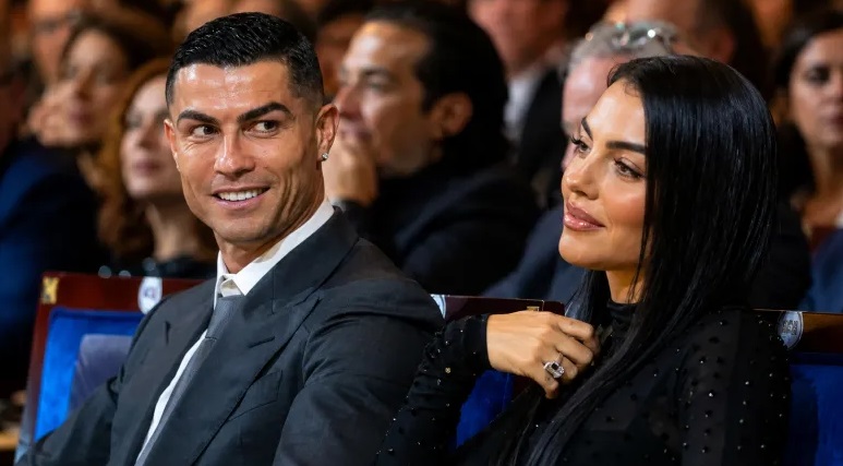 هل حدد رونالدو موعد زواجه من جورجينا؟ (الرجل)