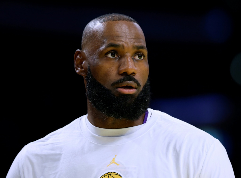 لاعب لوس أنجليس لايكرز ليبرون جيمس (#23) خلال عمليات الإحماء قبل مواجهة لوس أنجليس كليبرز ضمن دوري كرة السلة الأميركي للمحترفين "أن بي أيه". ملعب كريبتو دوت كوم أرينا. لوس أنجليس، كاليفورنيا. في 25 تشرين الثاني/نوفمبر 2025. (ا ف ب)
