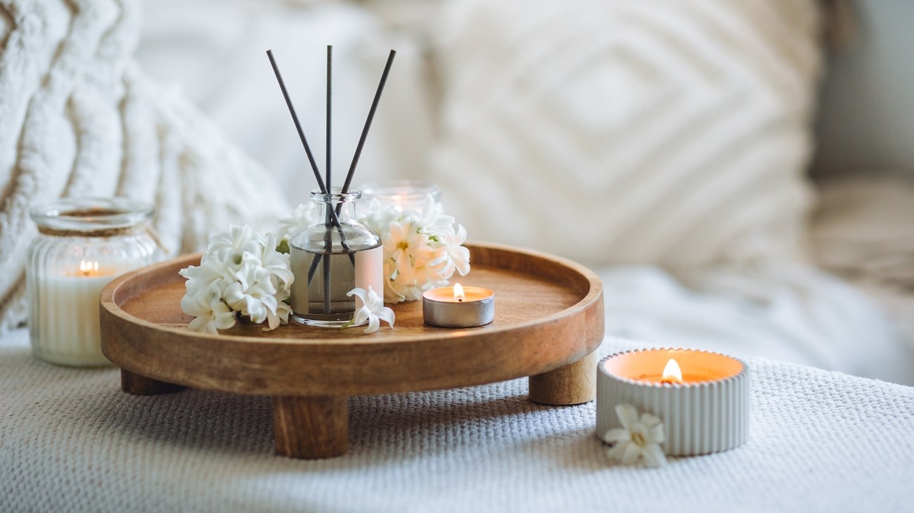عطور منزلية تمنح أجواءً فاخرة.. بلمسات بسيطة (زهرة الخليج)