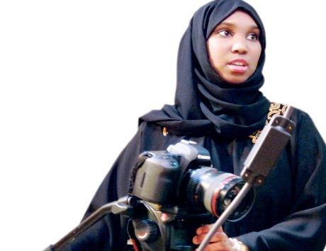 المخرجة الاماراتية  هناء المري ، ولقطة من الفيلم اسفل